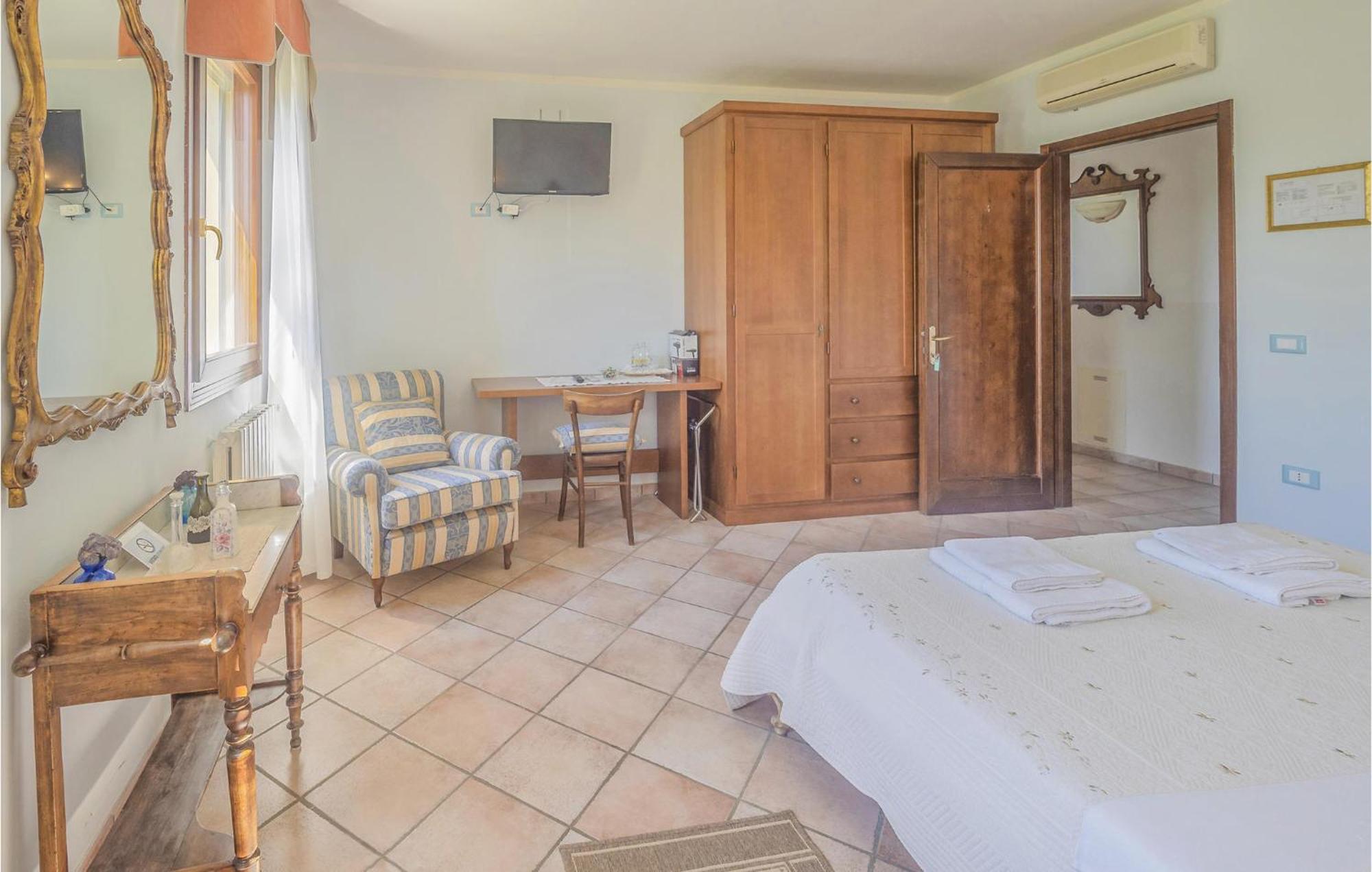 Awesome Home In Ariano Nel Polesine With Kitchen San Basilio Номер фото